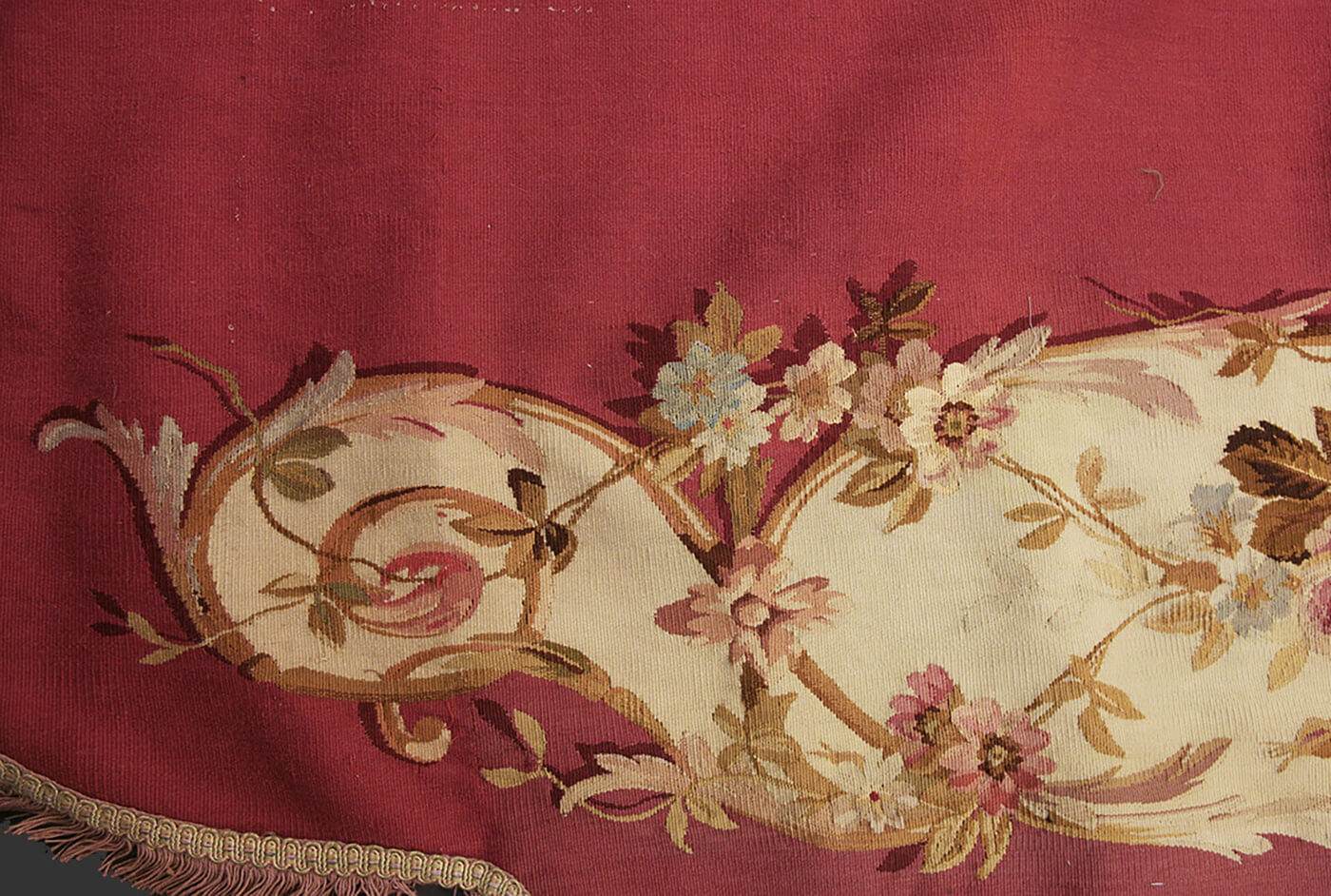 Une paire de rideaux de tapisserie antique n°:54466627